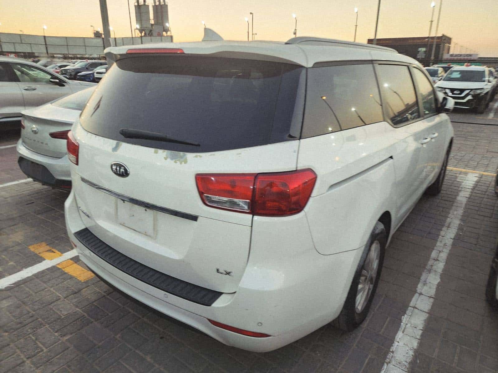 Kia Sedona 2016 thumbnail 2