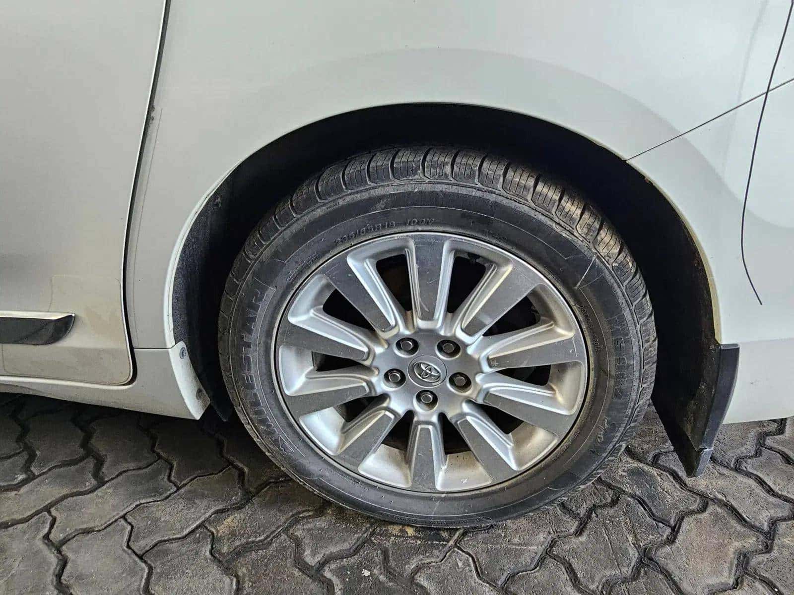 Toyota Sienna 2011 thumbnail 3