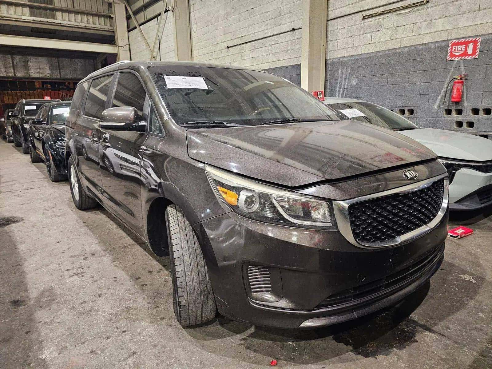 Kia Sedona 2015 thumbnail 3