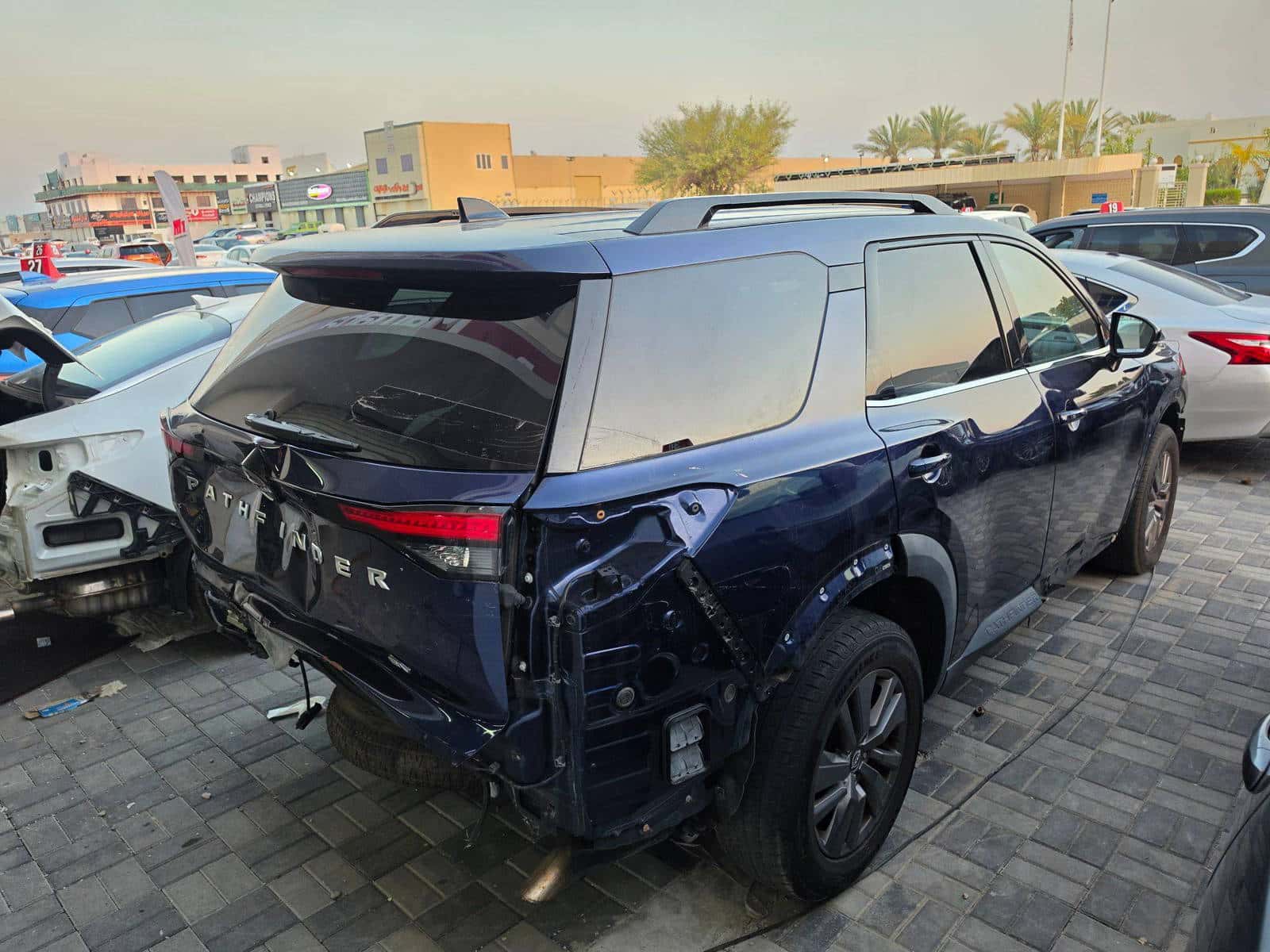 Nissan Pathfinder 2022 thumbnail 2