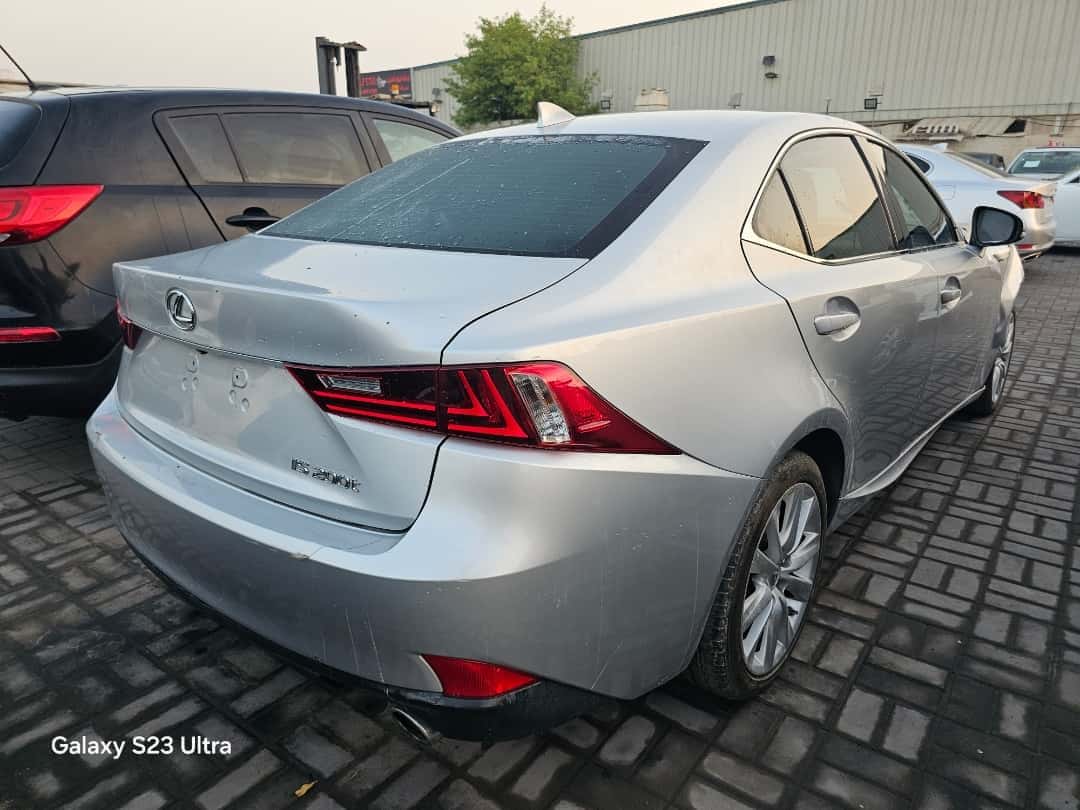 LEXUS IS 200T - Exterior