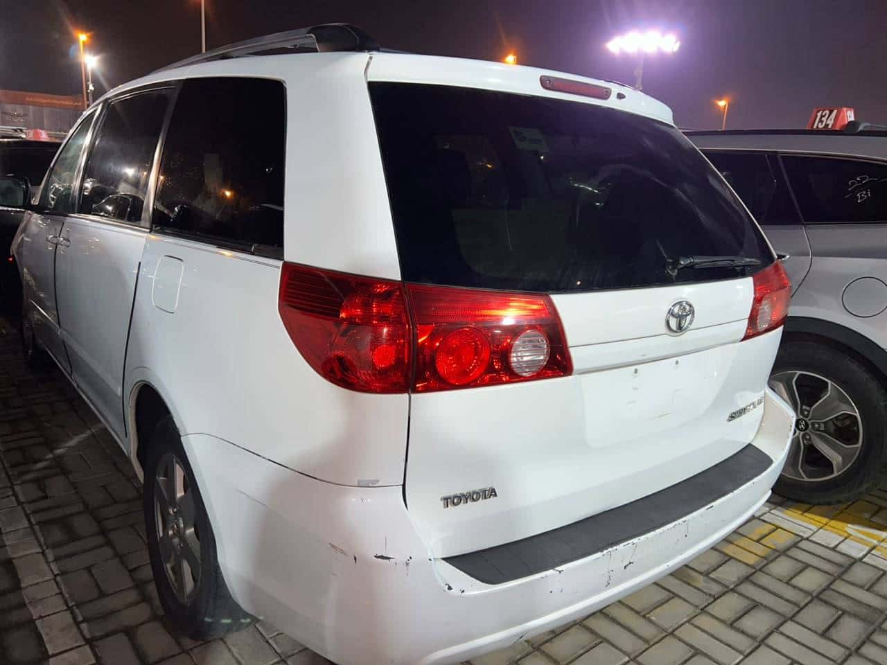Toyota Sienna 2010 thumbnail 7