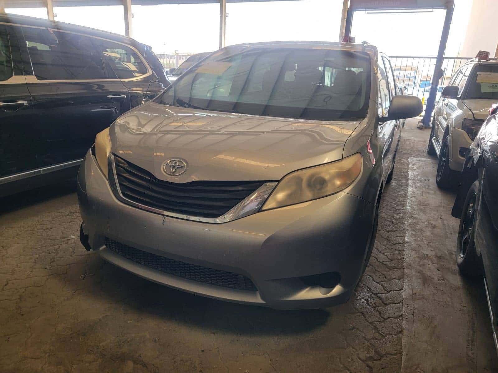 Toyota Sienna 2011 thumbnail 3