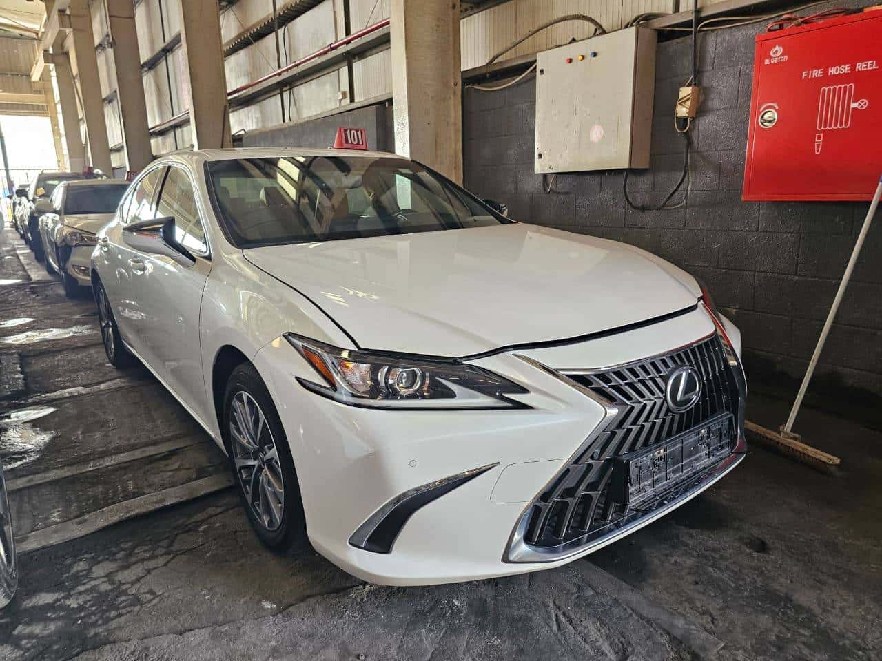Lexus ES 300H 2023 thumbnail 1