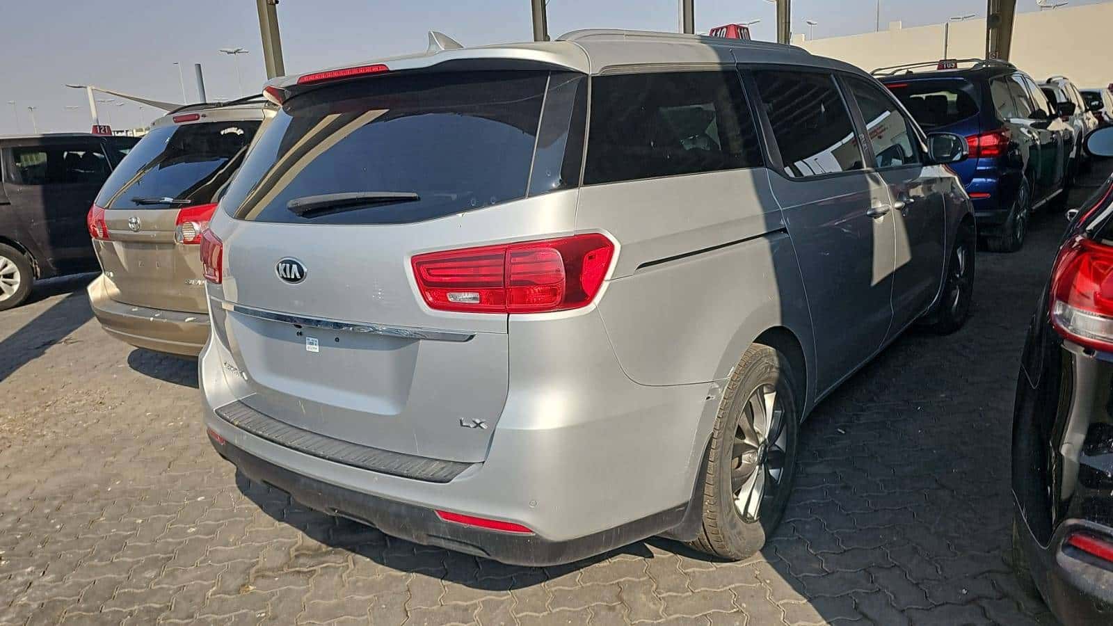 Kia Sedona 2020 thumbnail 2