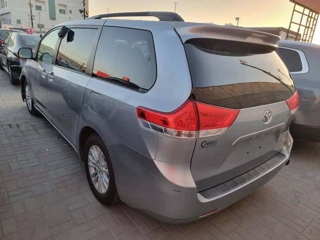 TOYOTA SIENNA 2011 thumbnail 2
