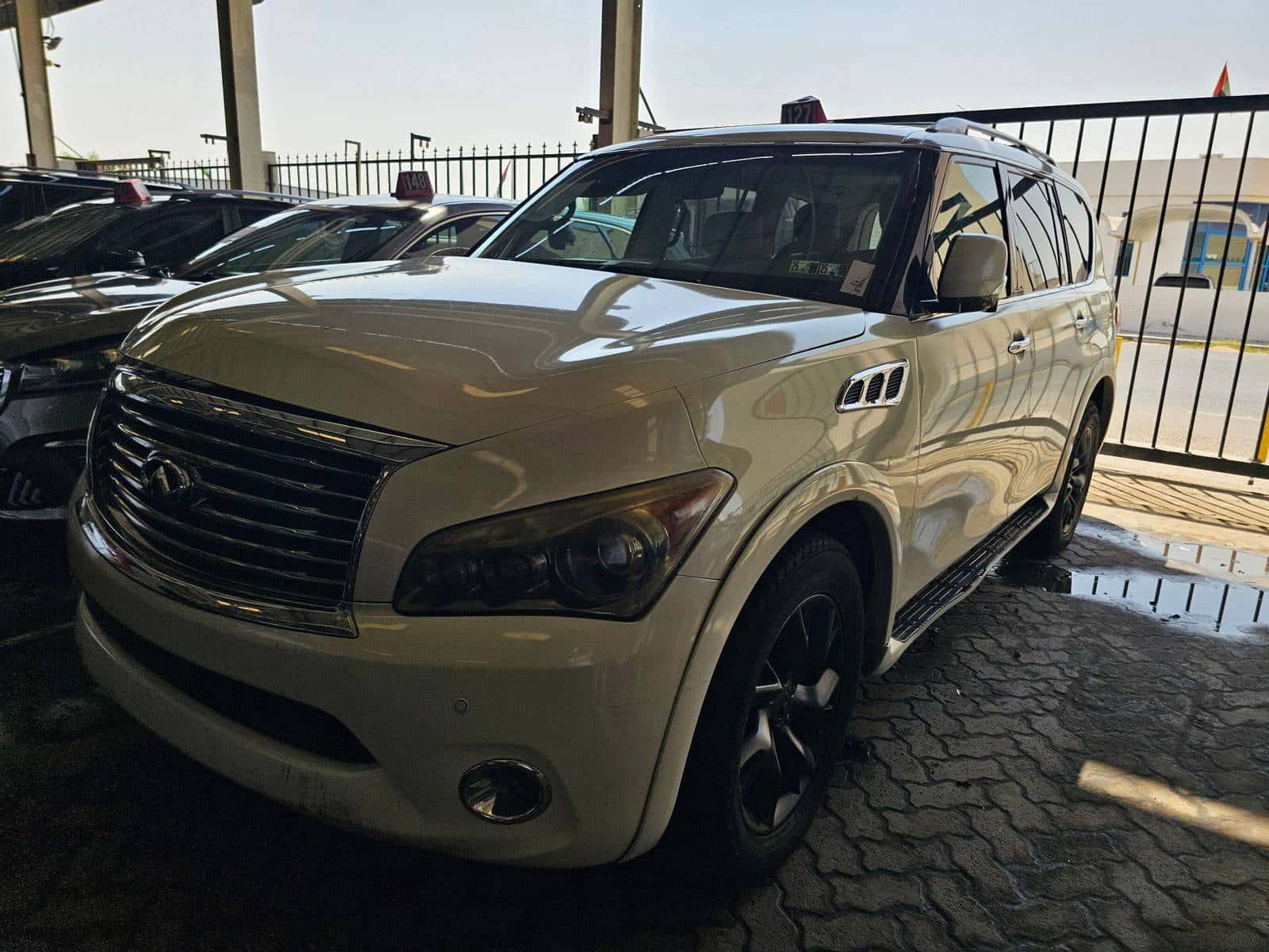 INFINITI QX56 2011 thumbnail 2