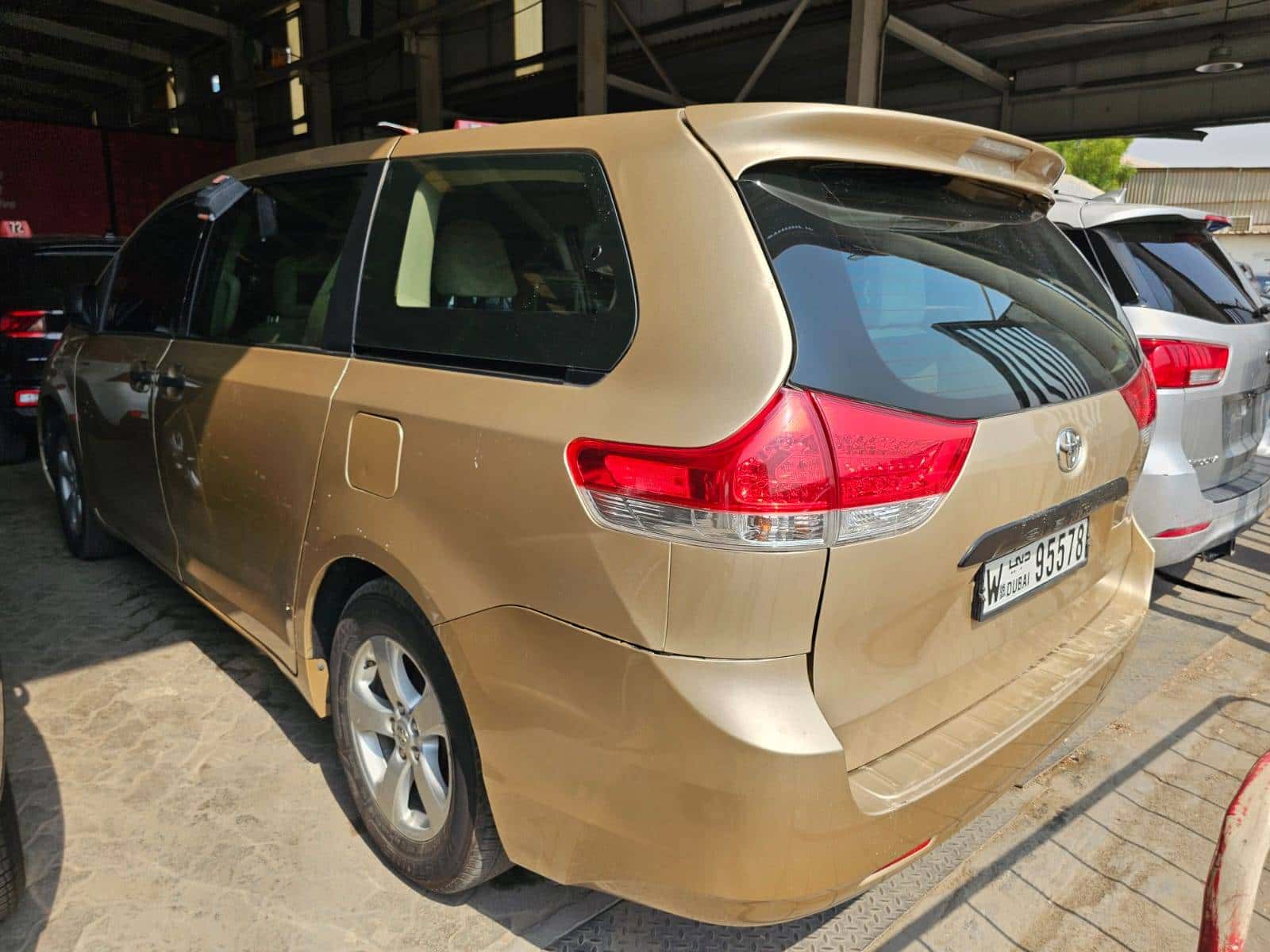 Toyota Sienna 2011 thumbnail 6