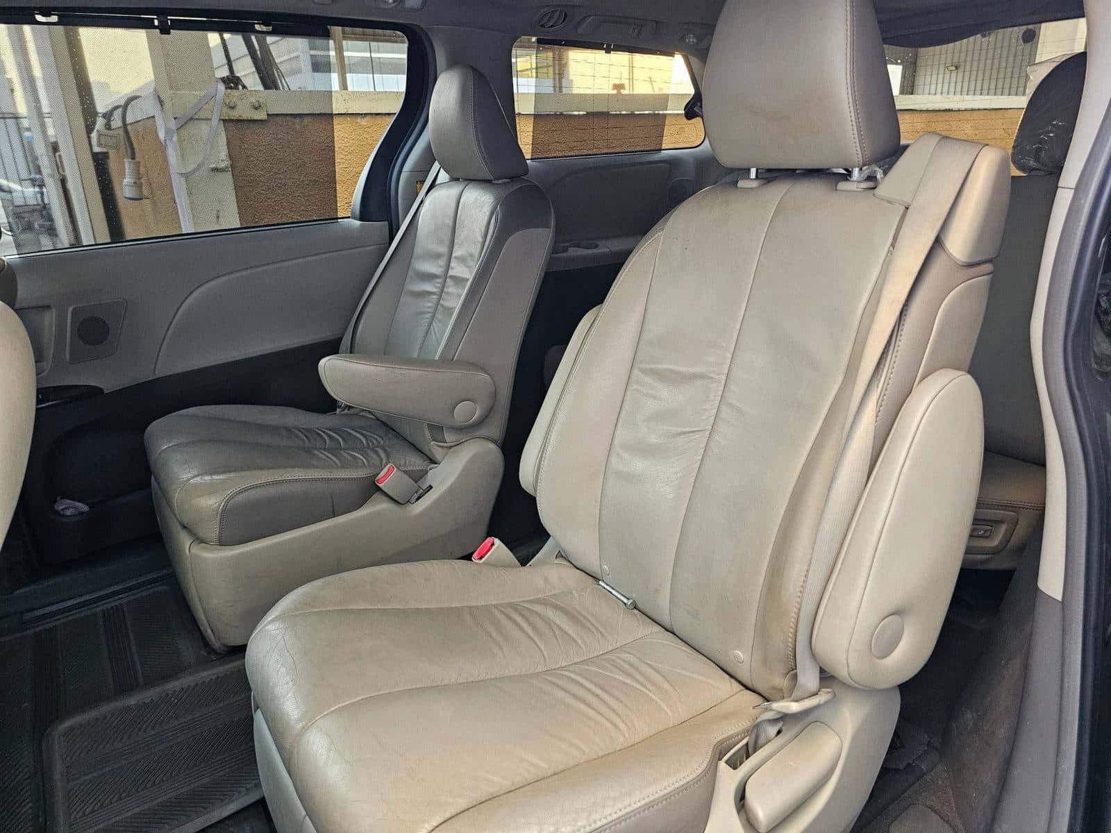 Toyota Sienna 2011 thumbnail 7