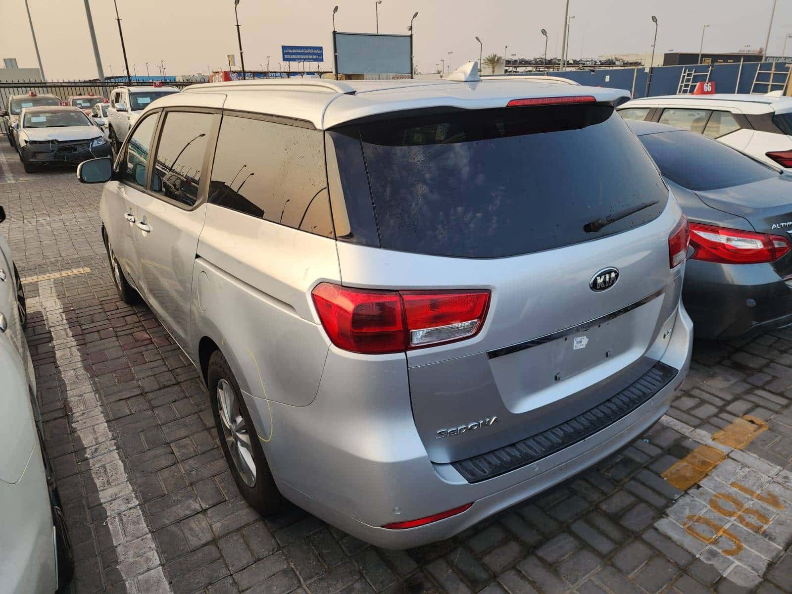 KIA SEDONA 2017 thumbnail 4