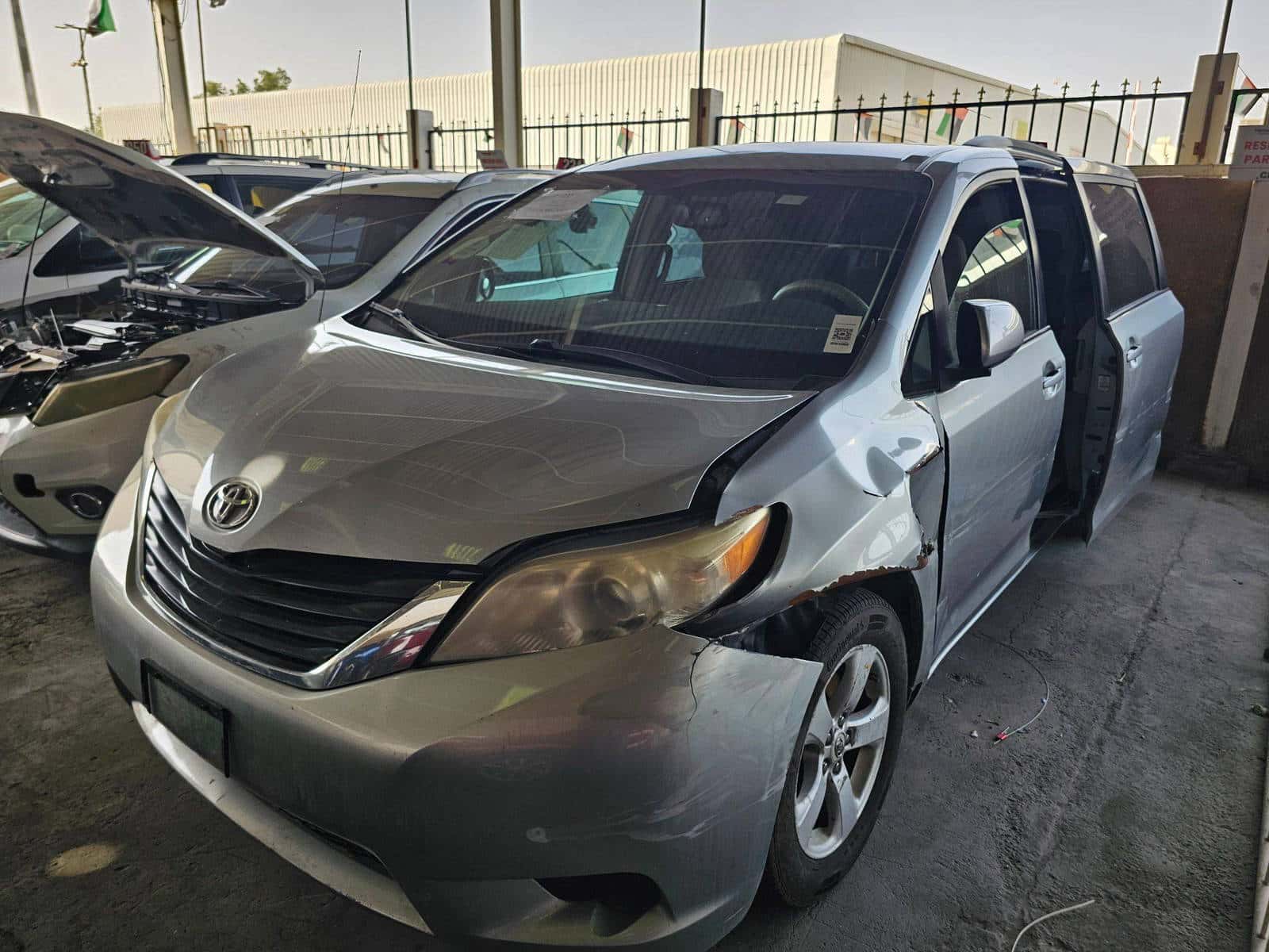 TOYOTA SIENNA 2011 thumbnail 3