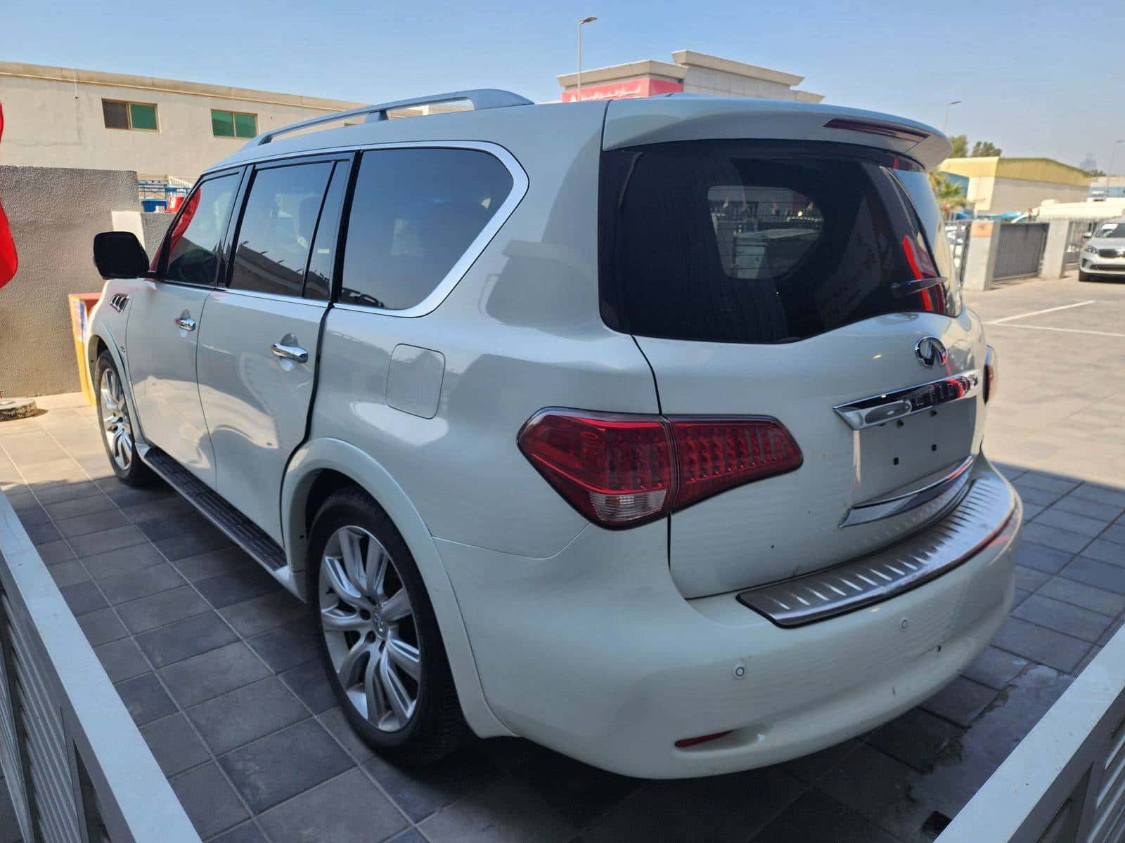 INFINITI QX80 - Exterior
