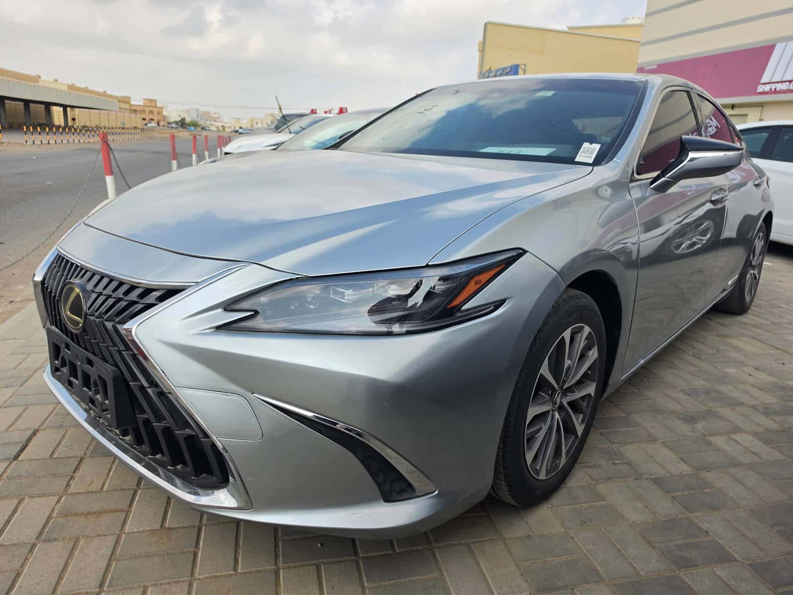 Lexus ES 300H 2022 thumbnail 3
