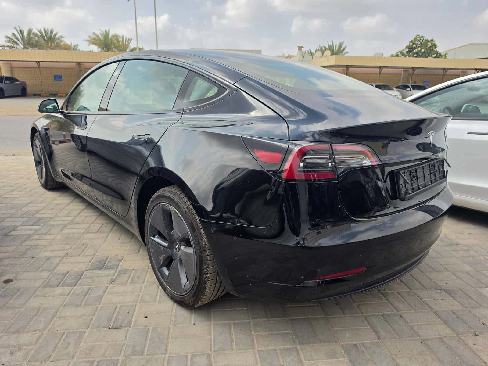 Tesla Model 3 2023 thumbnail 4