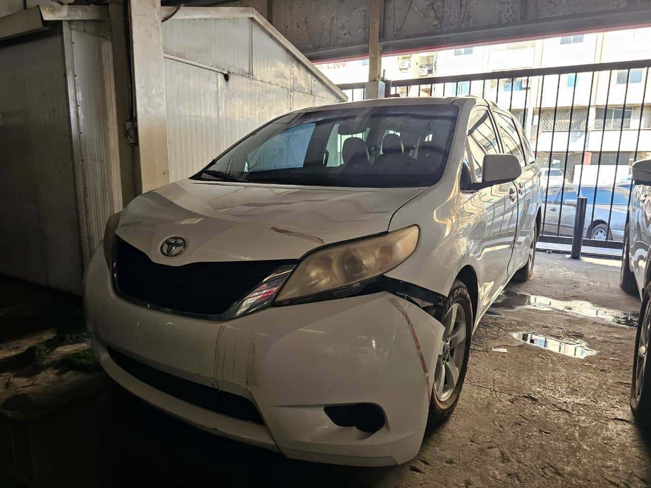 Toyota Sienna 2011 thumbnail 2