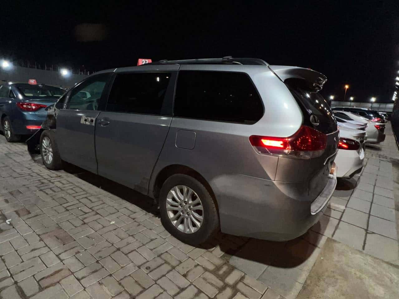 Toyota Sienna 2011 thumbnail 2