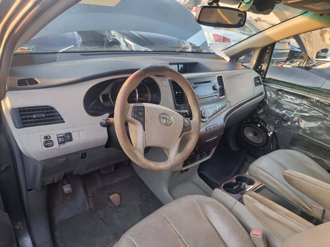 Toyota Sienna 2012 thumbnail 3
