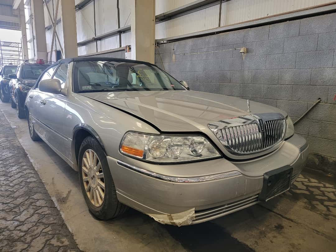 LINCOLN TOWN - Exterior
