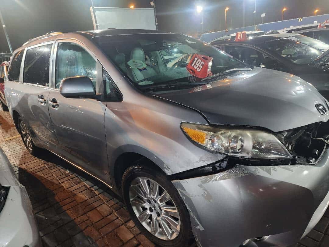 TOYOTA SIENNA 2011 thumbnail 1