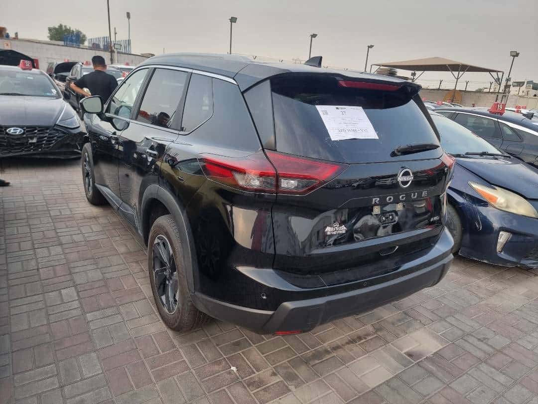 Nissan Rogue 2026 thumbnail 2
