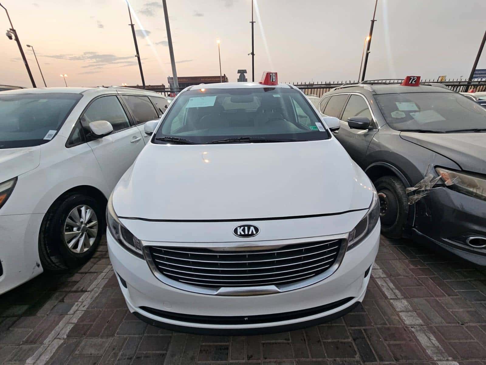 Kia Sedona 2016 thumbnail 3