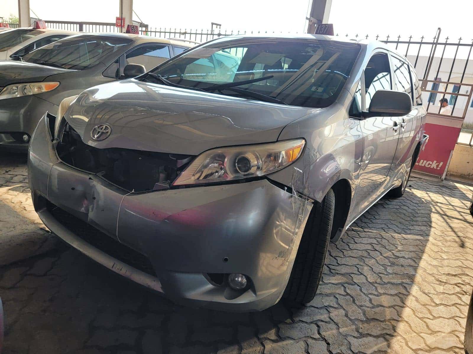 Toyota Sienna 2011 thumbnail 2