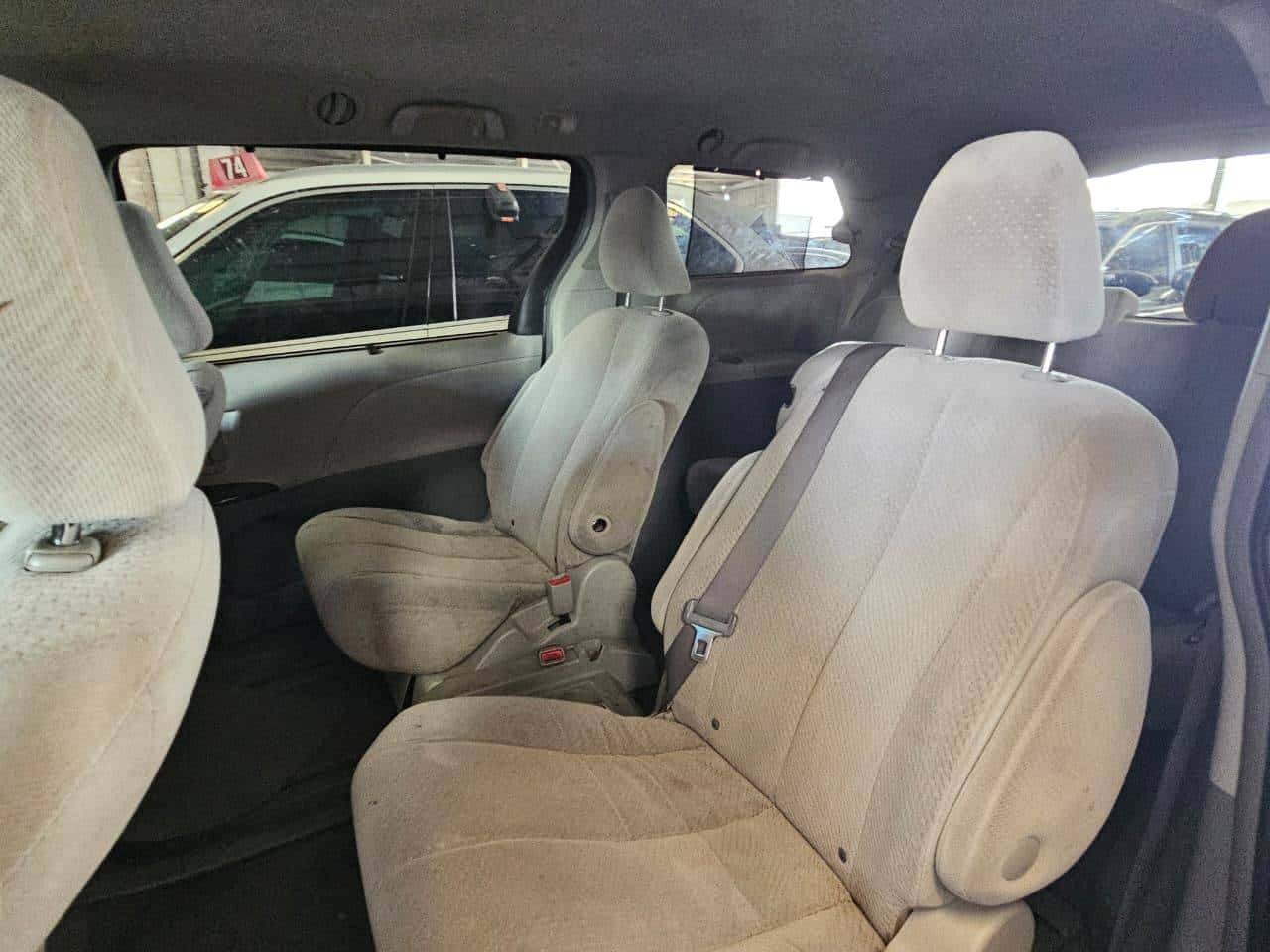 Toyota Sienna 2011 thumbnail 6