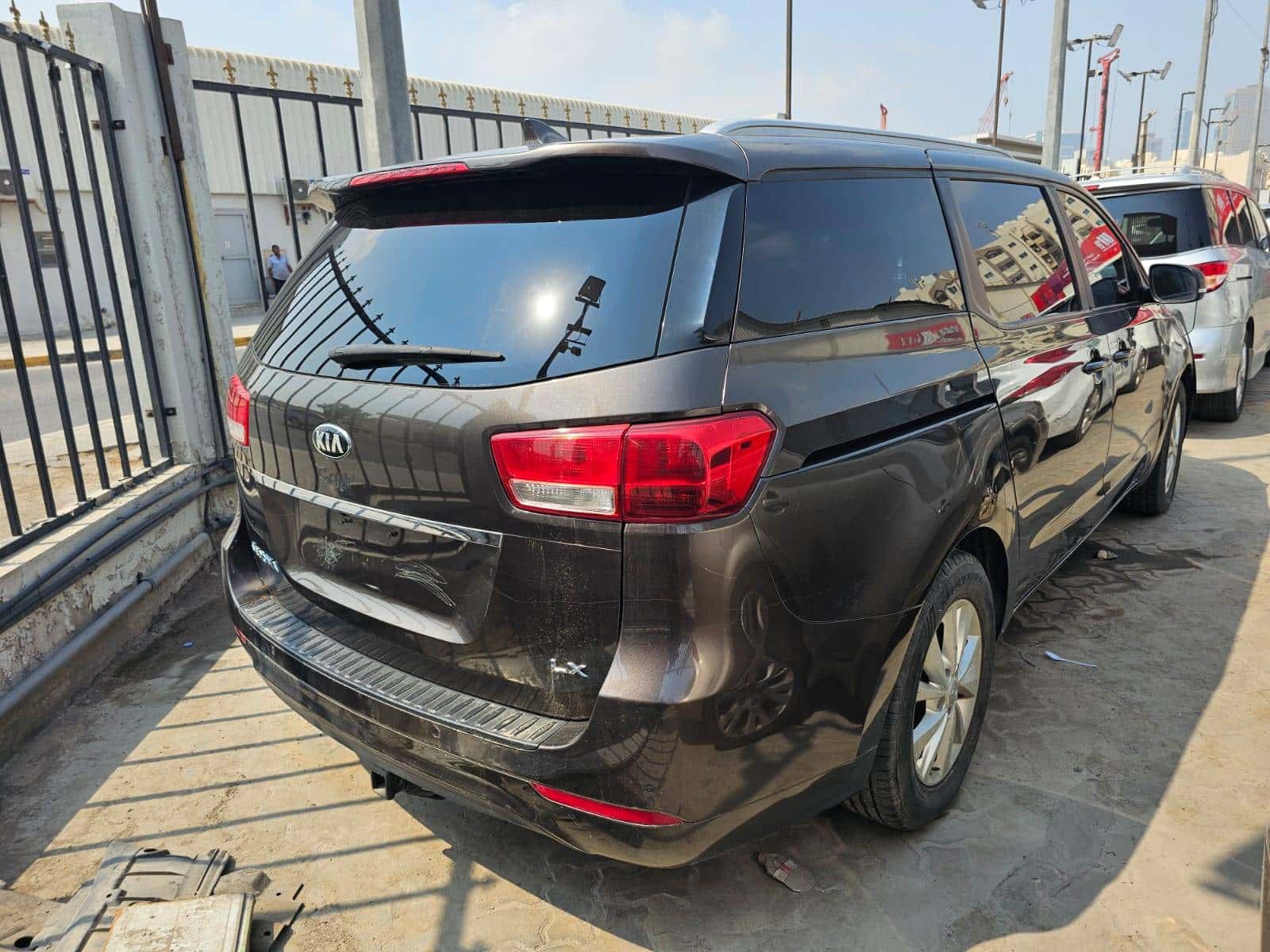 Kia Sedona 2017 thumbnail 5