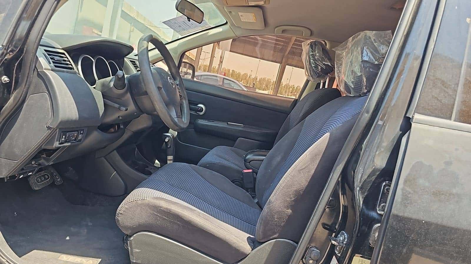 NISSAN VERSA 2011 thumbnail 6