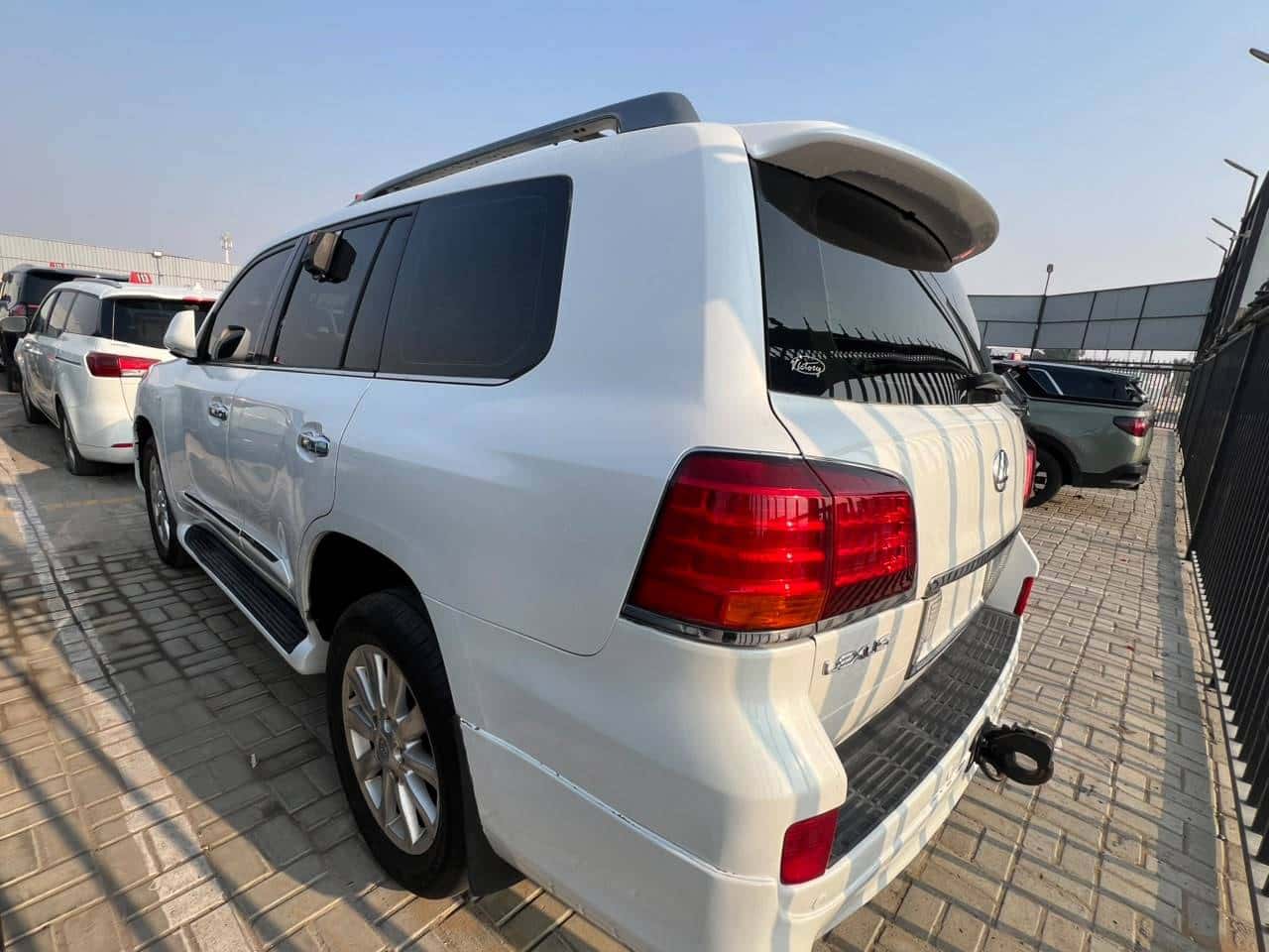 Lexus LX 570 2011 thumbnail 6