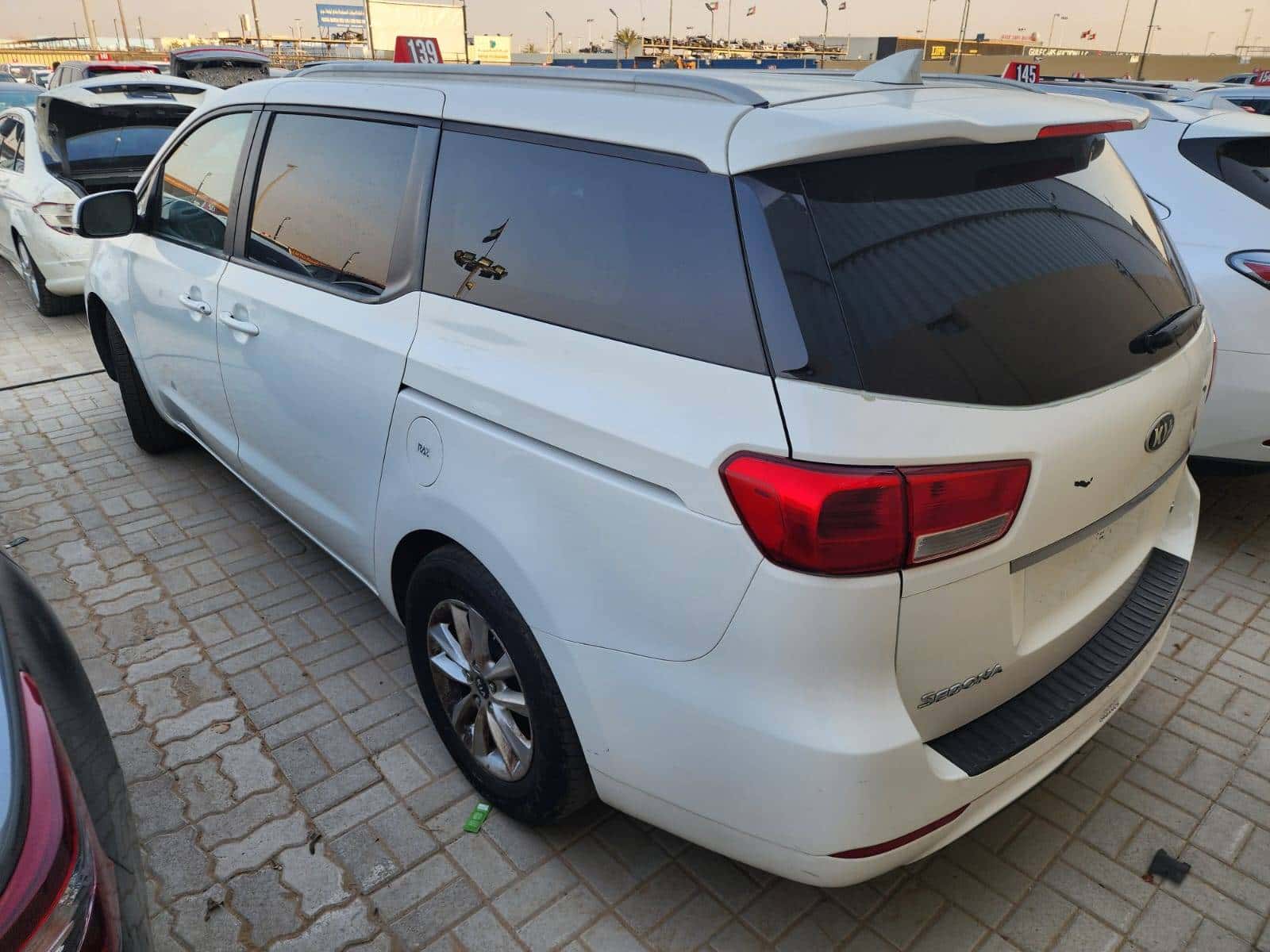 2015 Kia Sedona thumbnail 4