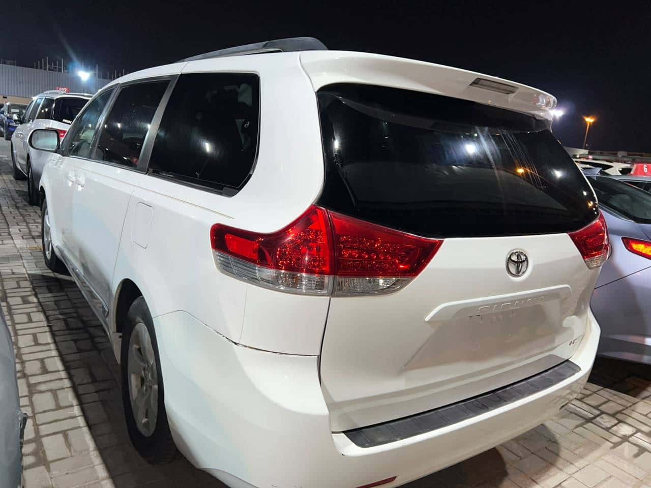 Toyota Sienna 2011 thumbnail 4