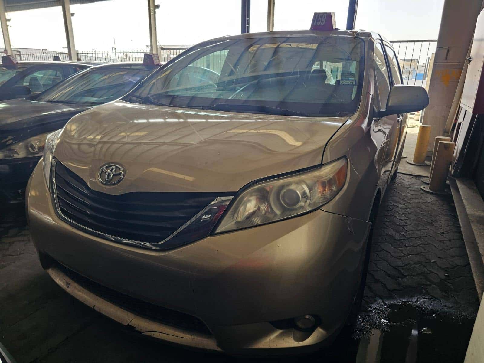 TOYOTA SIENNA 2011 thumbnail 2