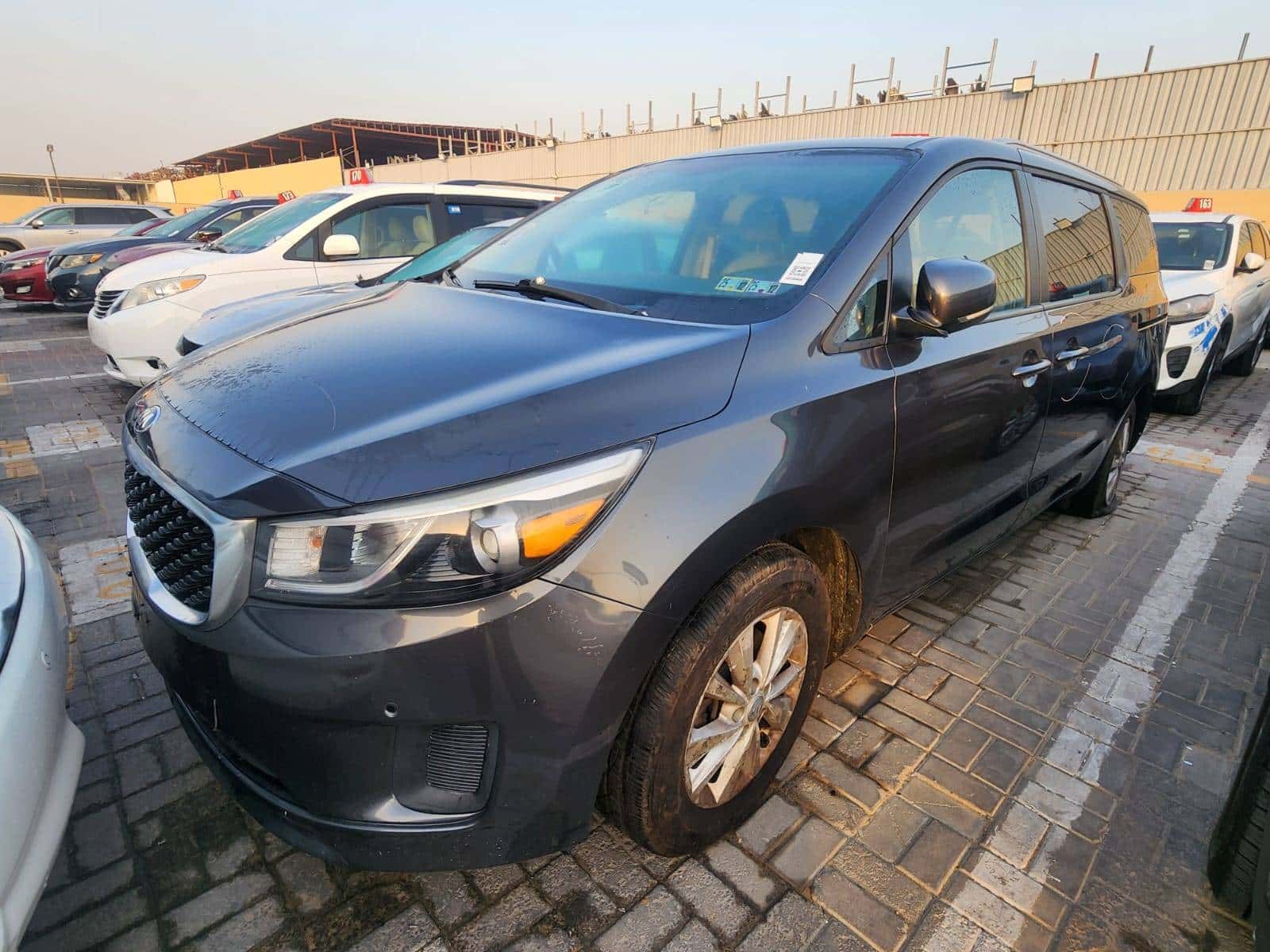 KIA SEDONA 2017 thumbnail 3