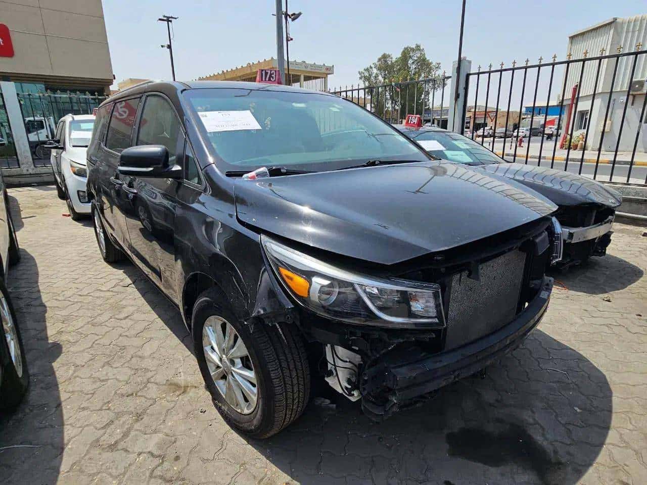 Kia Sedona 2017 thumbnail 3