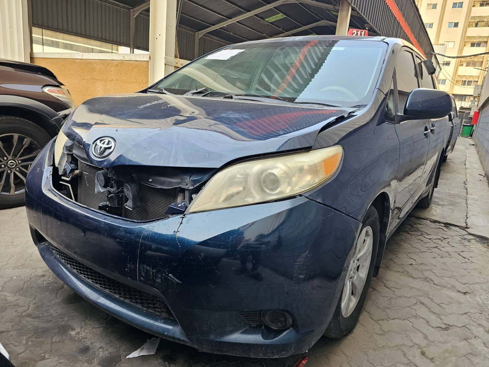 Toyota Sienna 2011 thumbnail 4