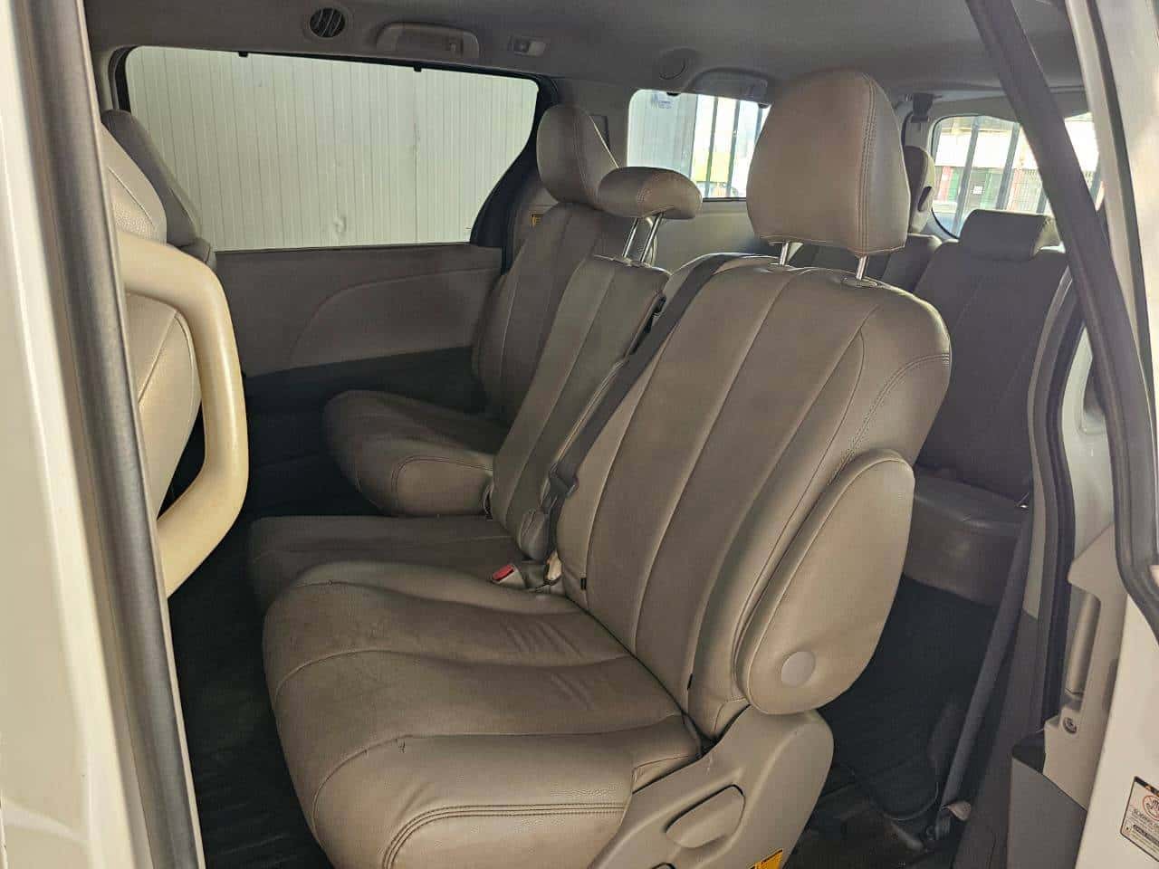 Toyota Sienna 2011 thumbnail 6