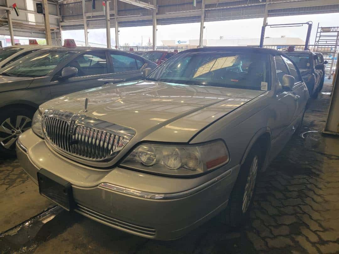 LINCOLN TOWN - Exterior