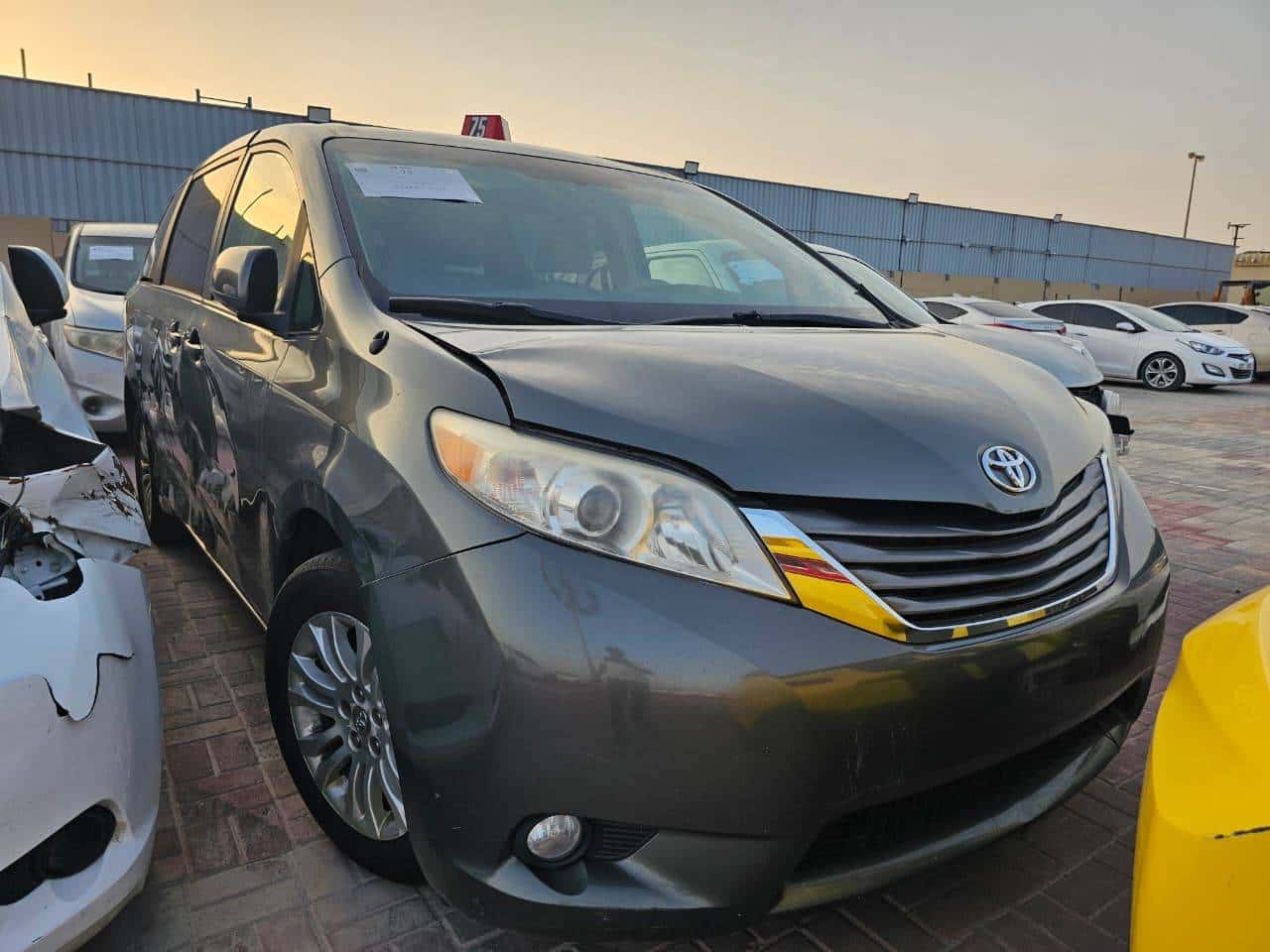 Toyota Sienna 2011 thumbnail 2