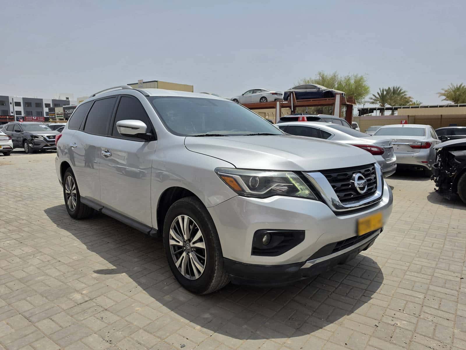 Nissan Pathfinder 2018 thumbnail 2