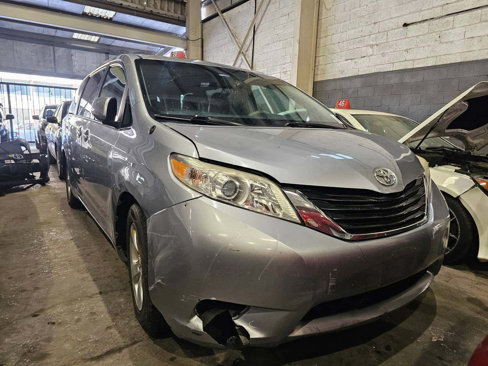 Toyota Sienna 2013 thumbnail 3
