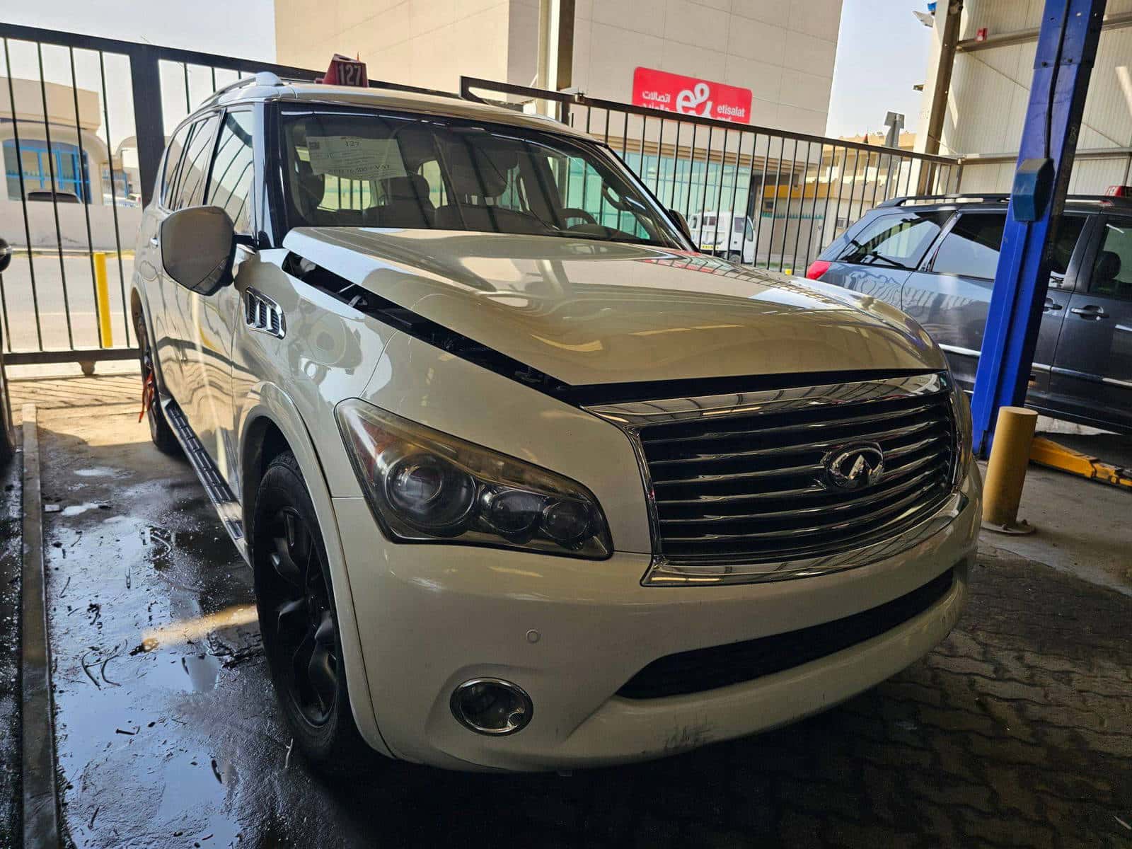 INFINITI QX56 2011 thumbnail 3