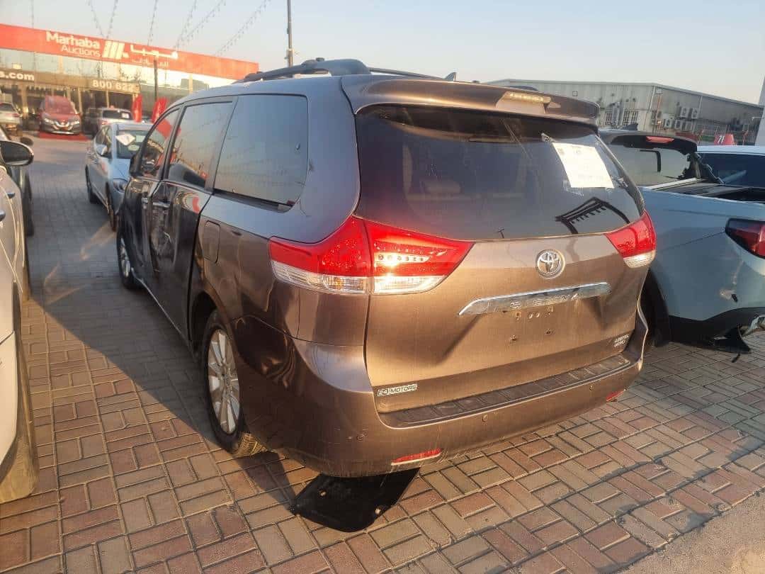 TOYOTA SIENNA 2011 thumbnail 2