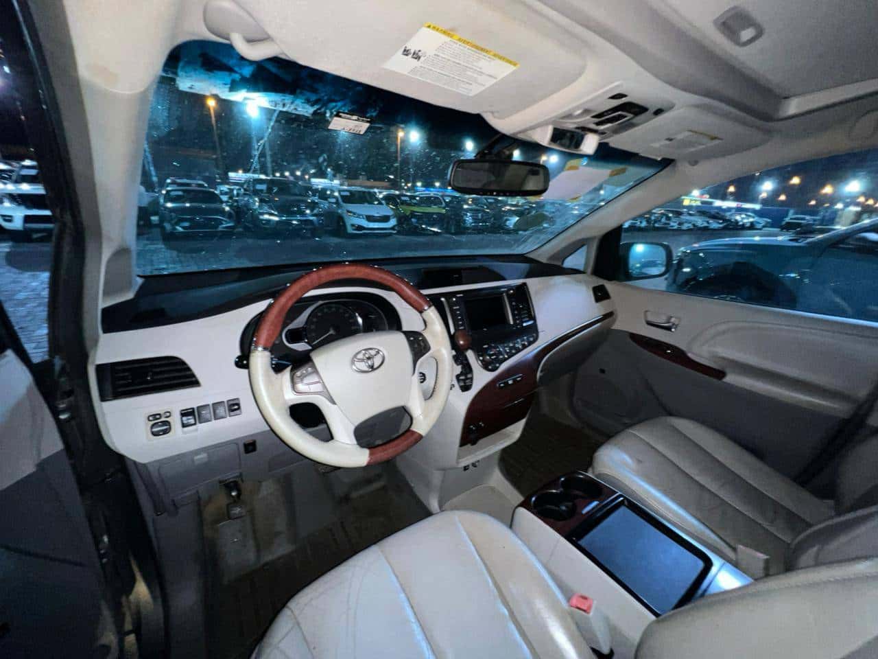 TOYOTA SIENNA 2011 thumbnail 4