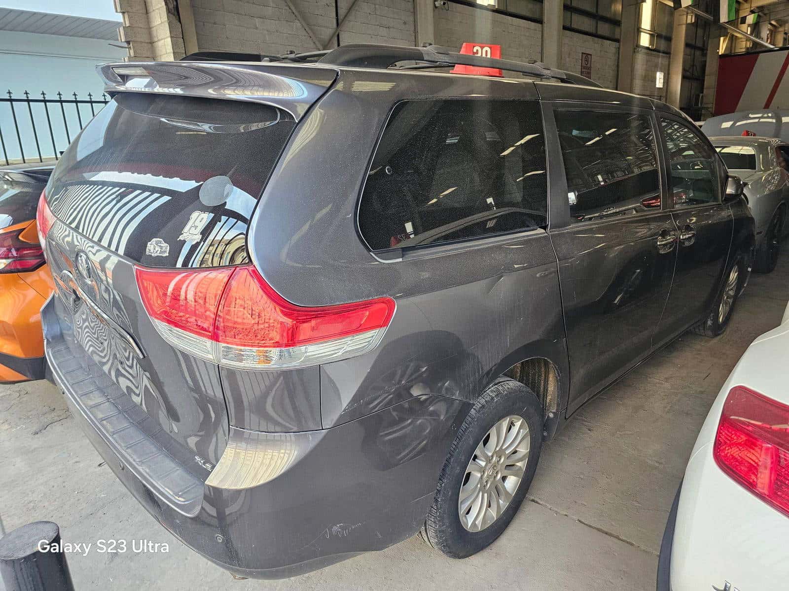 Toyota Sienna 2011 thumbnail 3