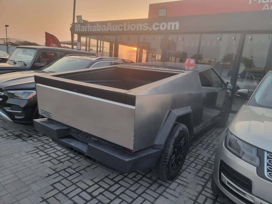 Tesla Cybertruck 2024 thumbnail 4
