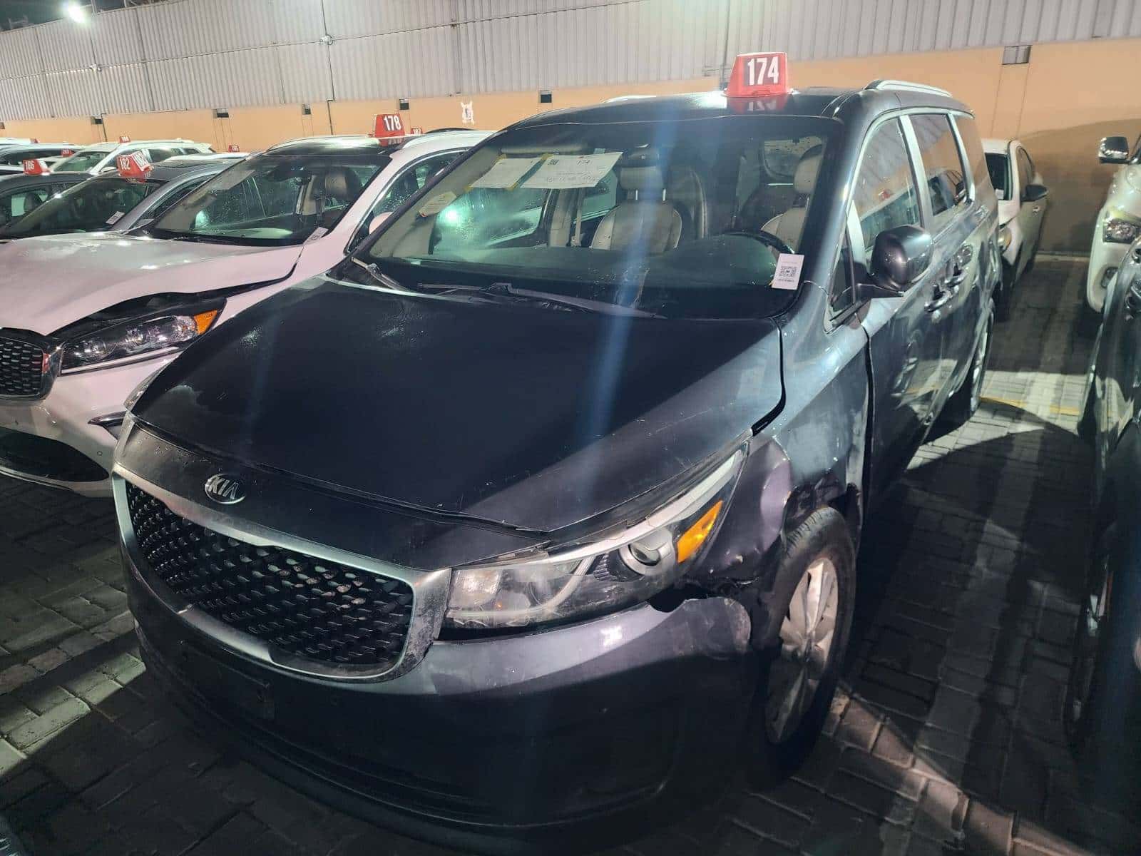 Kia Sedona 2017 thumbnail 7