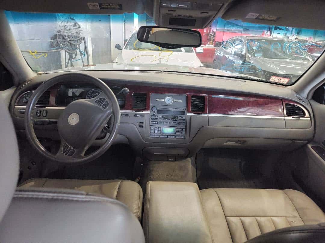 LINCOLN TOWN - Exterior