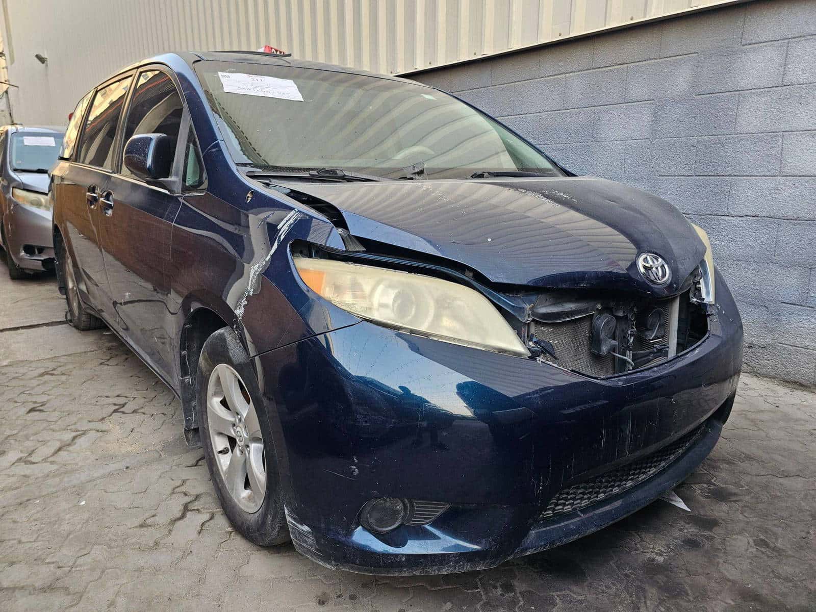 Toyota Sienna 2011 thumbnail 3