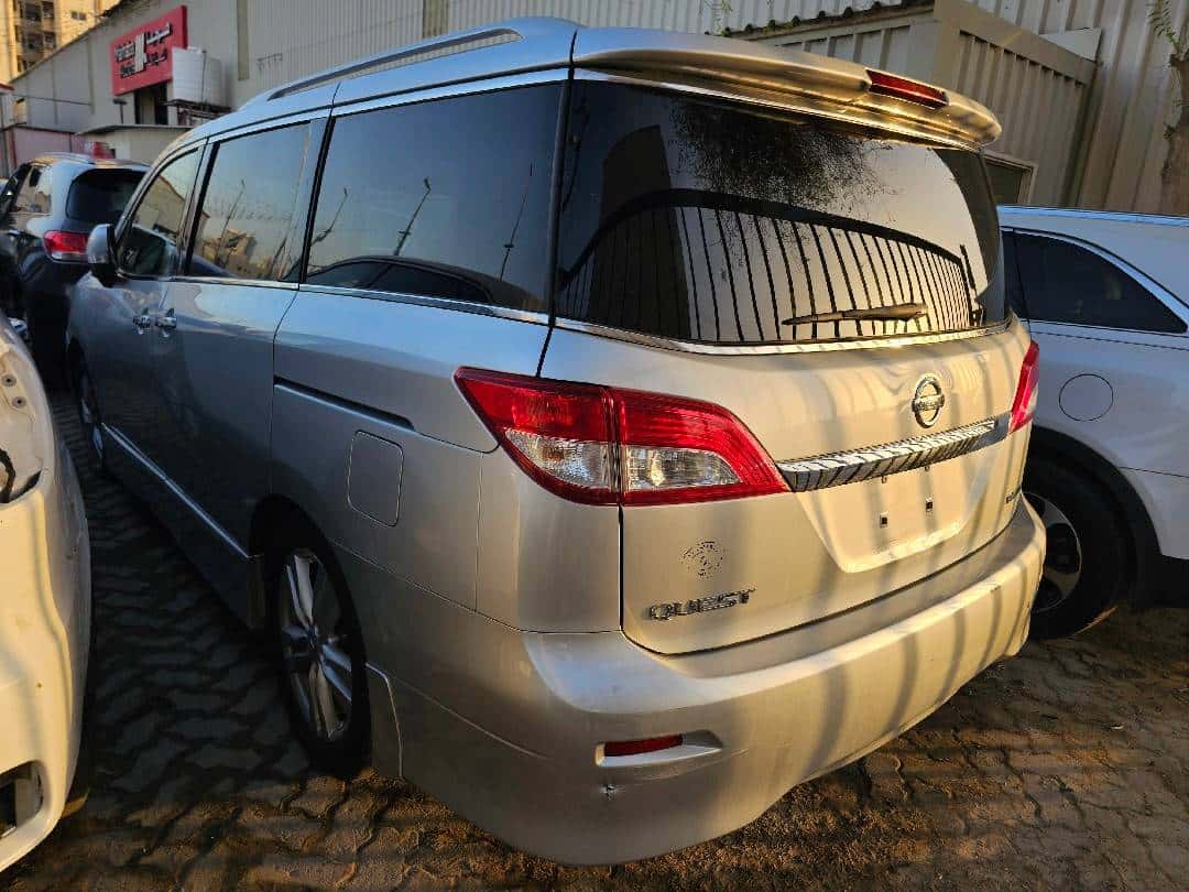 Nissan Quest 2015 thumbnail 1